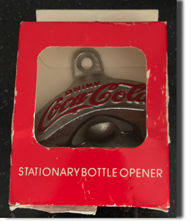 7834-3 € 14,00 coca cola opener rode letters open doosje (1x ecru doosje)